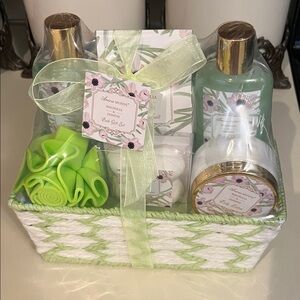 Ariose Mondelez Magnolia & Jasmine Bath Gift Set-New and sealed